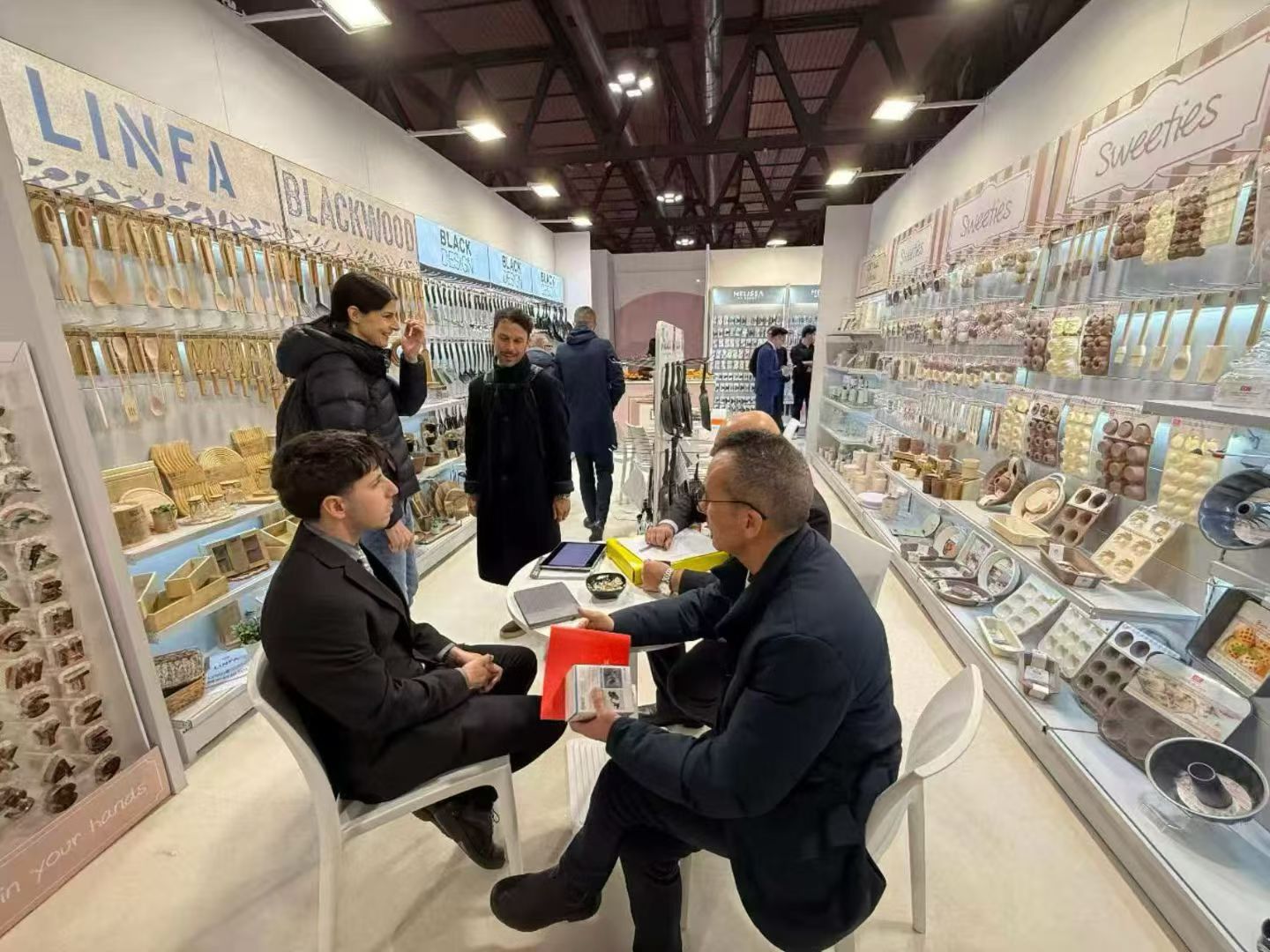 Quick&More 展位客户洽谈局部